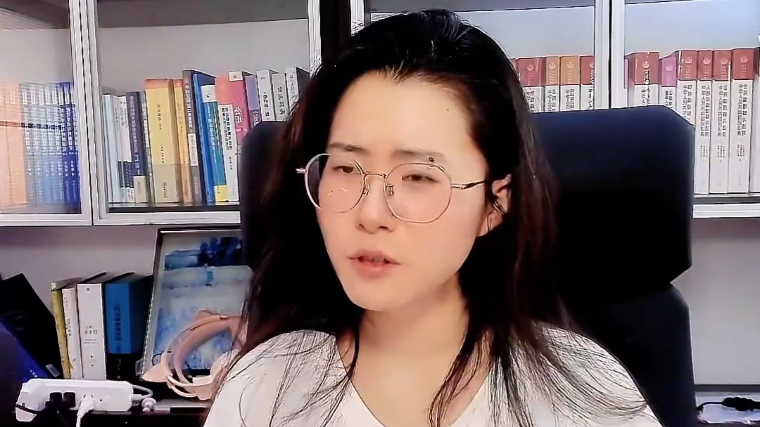 女儿上大学的钱不够，偷了家里钱，被亲生母亲坚持立案送了进去