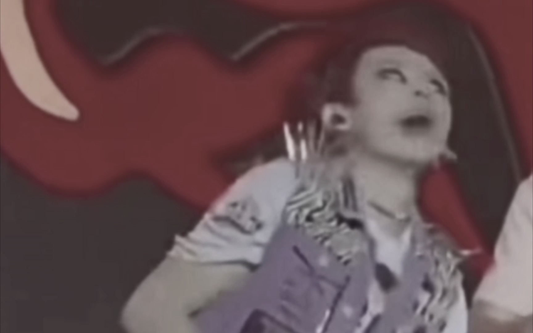 台上触电却依然坚持演唱的小鬼