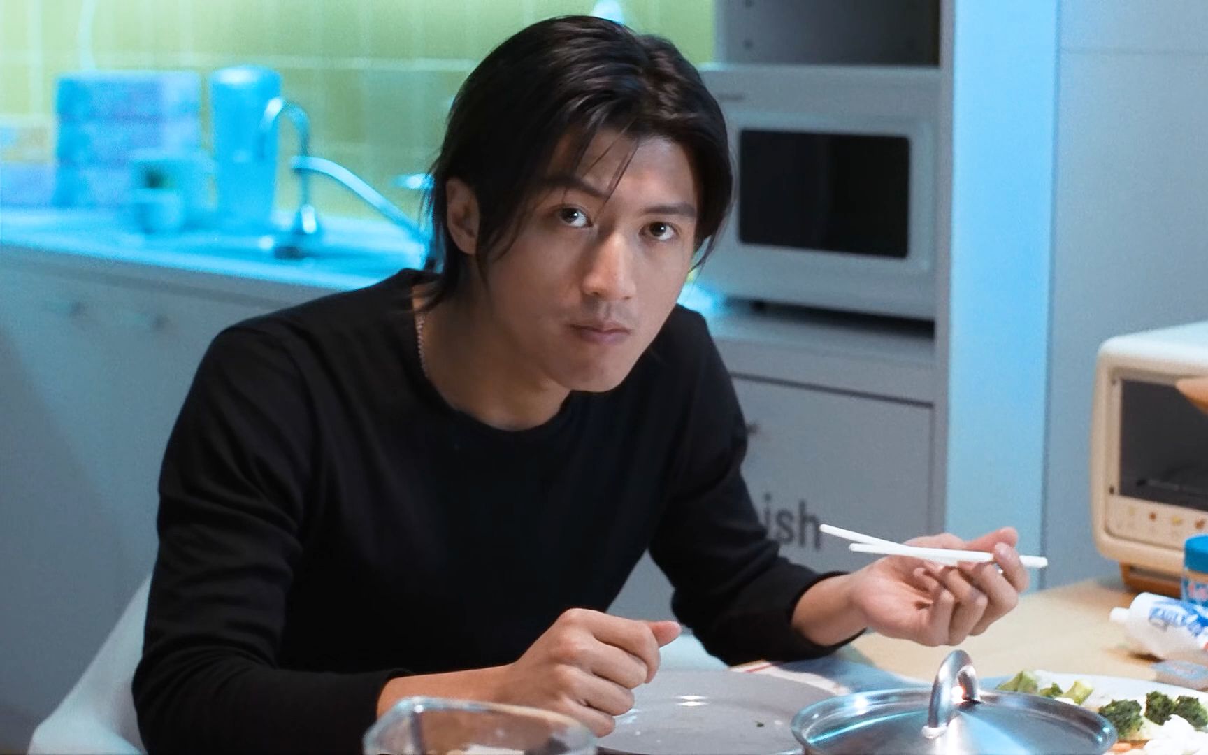 一部20年前的神作，谢霆锋出道即颠覆！《异灵灵异2002》