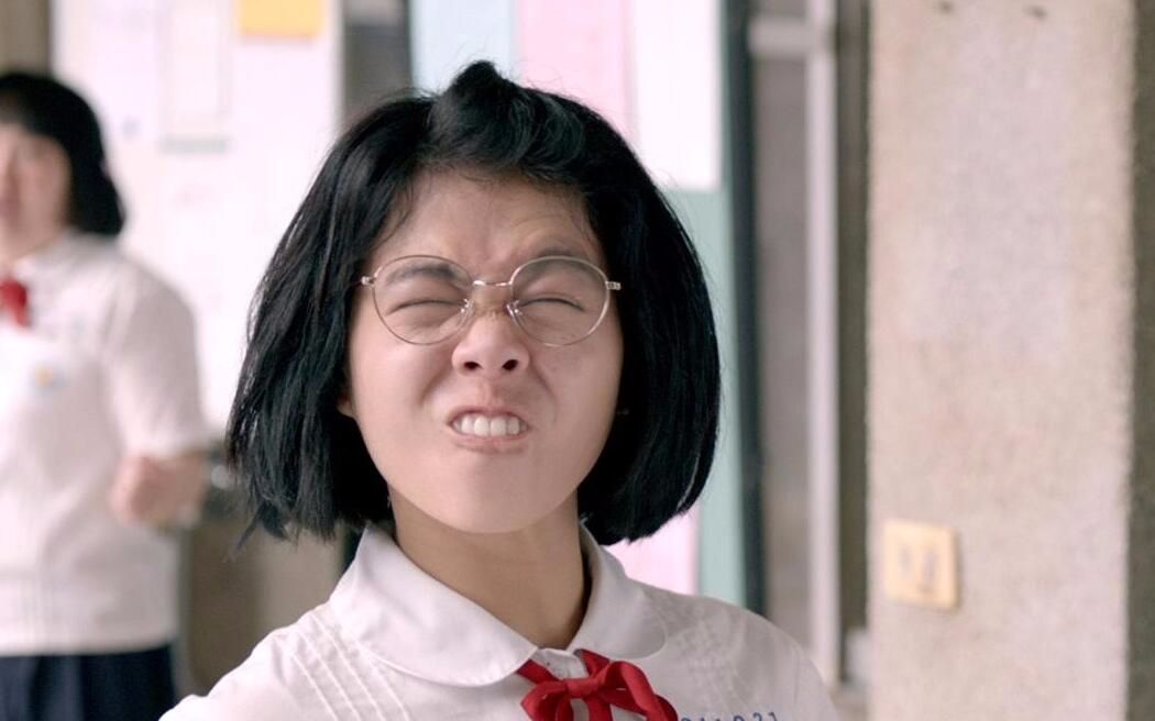 【穷电影】学校里面的“平凡丑女”，只做了一件事，却让校草都爱上自己！