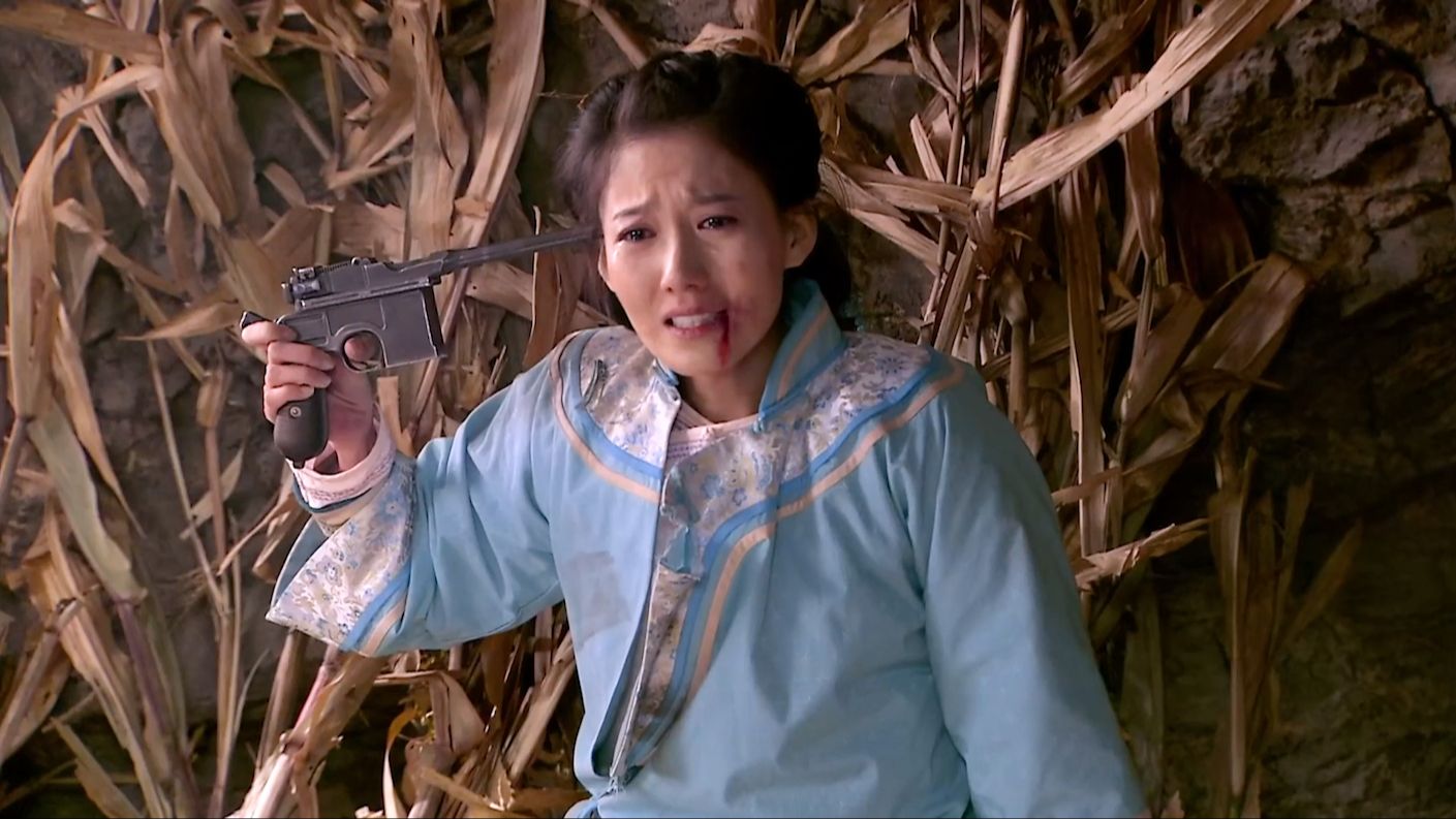 妻子被土匪毁了名节，丈夫反倒拿枪要杀她，妻子决绝自己扣扳机
