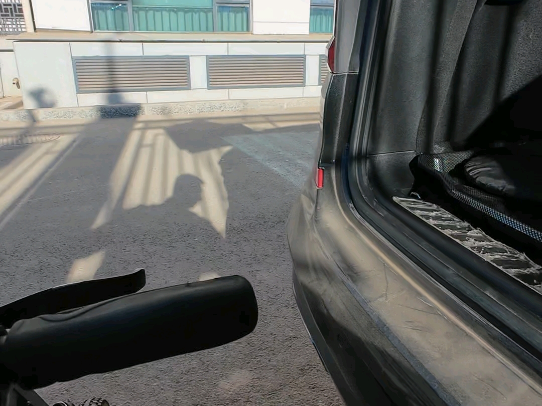 四肢瘫痪轮椅男生如何独自开车出门
