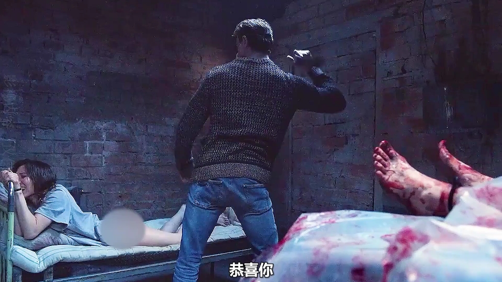 女人被变态囚禁地下室，每天都要遭受皮带抽屁股#