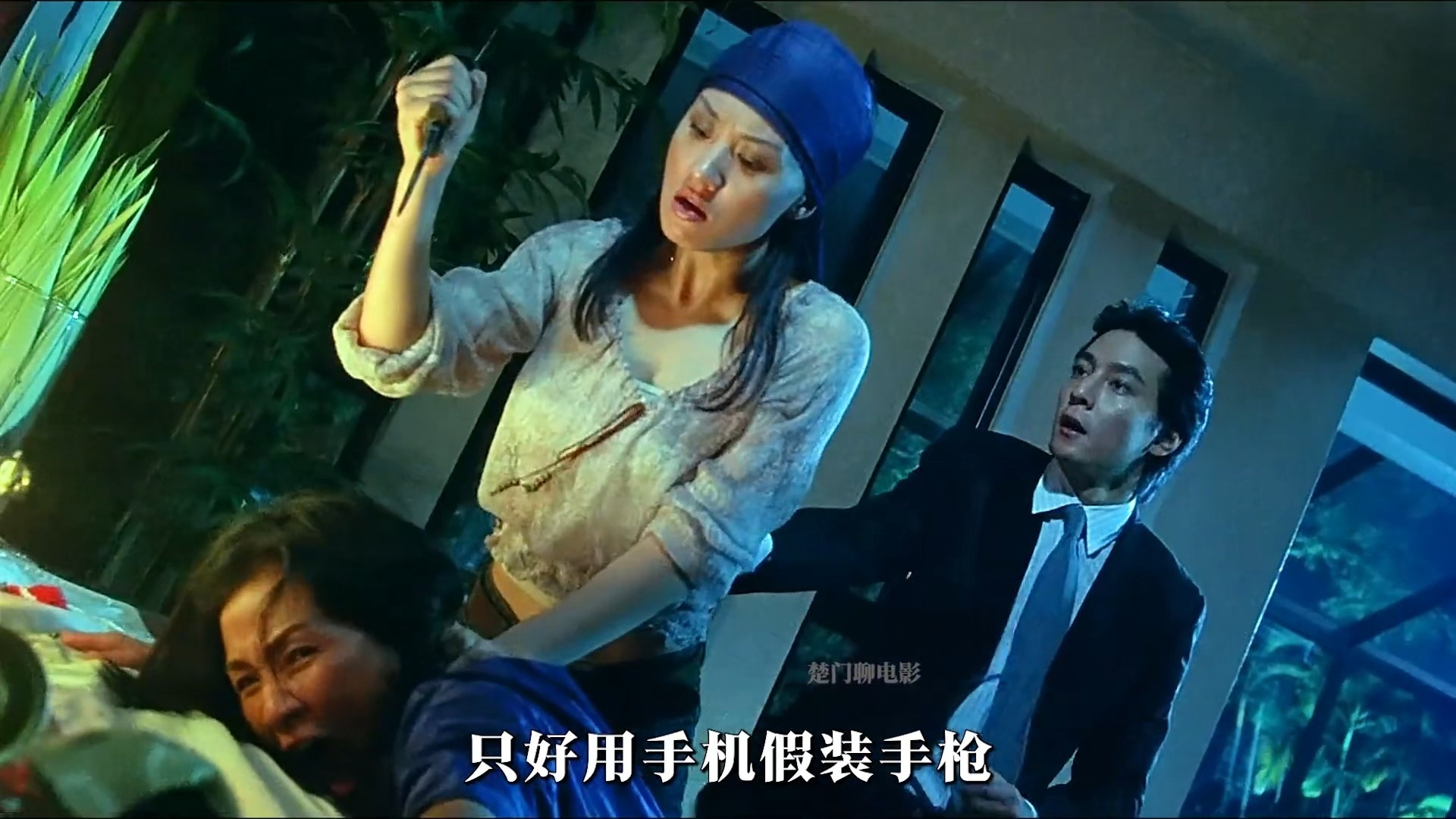 “小时候看完真的以为拽人的那块骨头，就可以杀死他”《赤裸特工》：被严重低估的港产女性动作片！香艳女杀手，这部大尺度电影让人血脉喷张