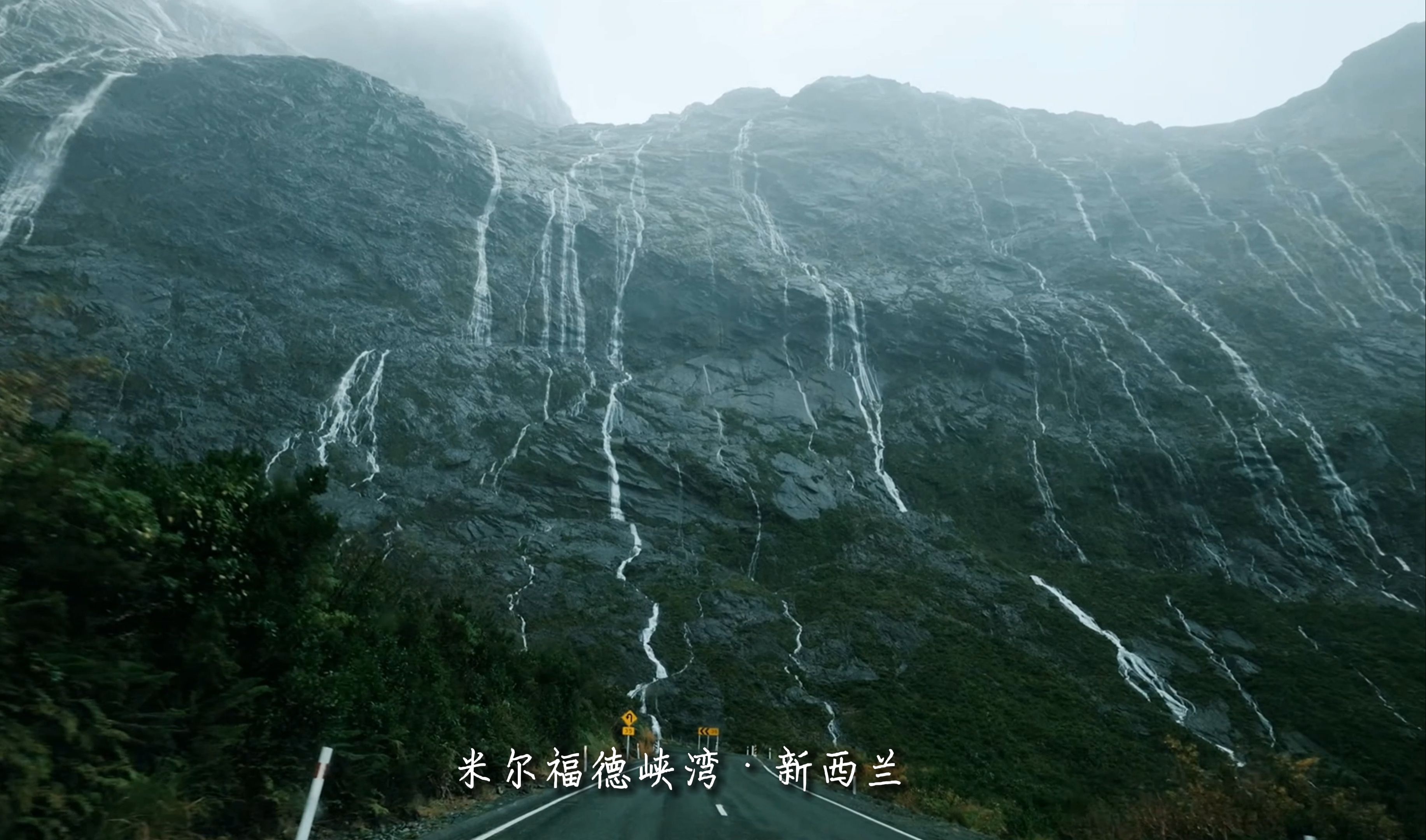 “被眼前这一幕震撼到了 这是地理课本里的峡湾地貌 也是我国唯一没有的地貌. ”