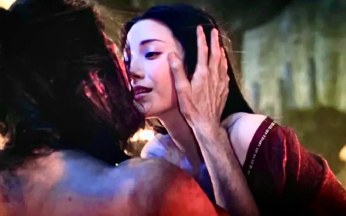 熊熊烈火之下，燃烧的，是情欲的离经，是权欲的叛道。火烧祖宗，与妖欢爱，是这条暴龙最终极的压抑释放