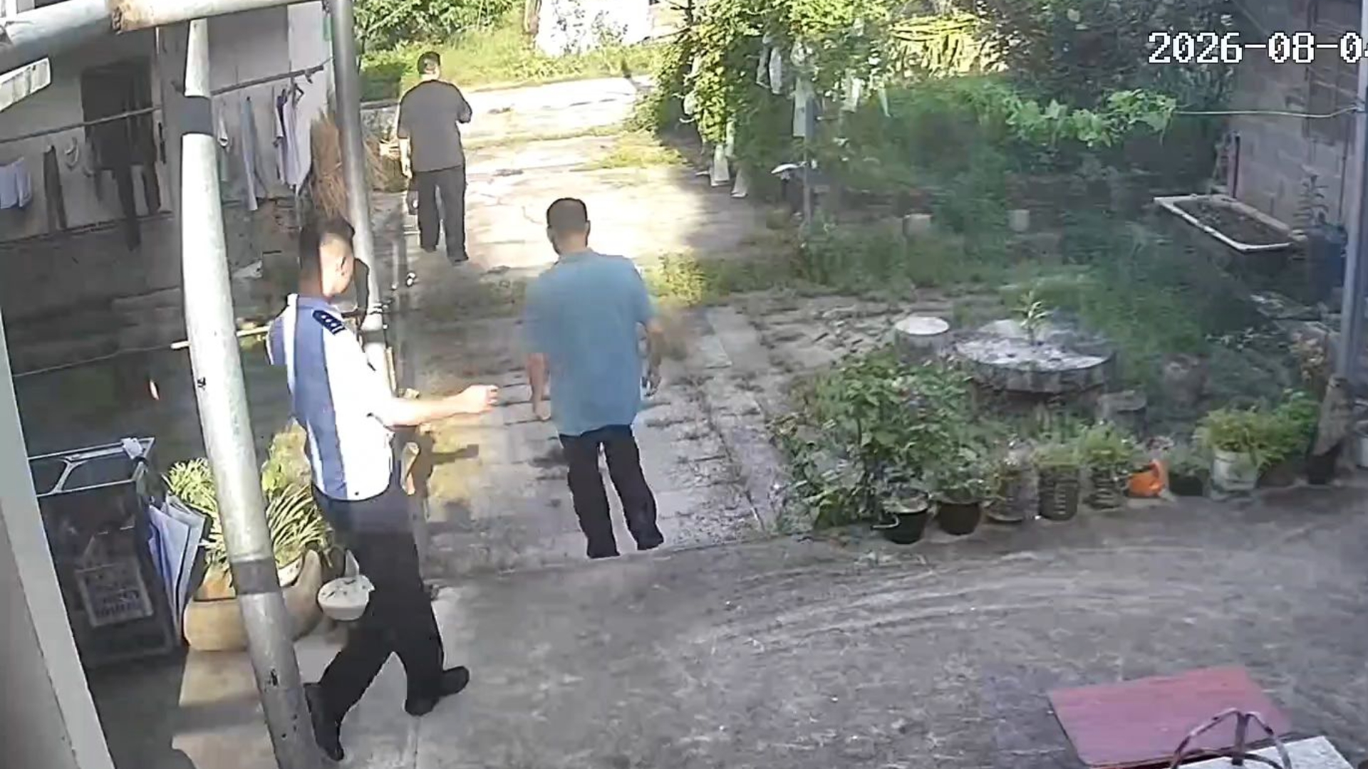 国保和派出所副所长到血债血偿家，慰问血债血偿身体健康情况