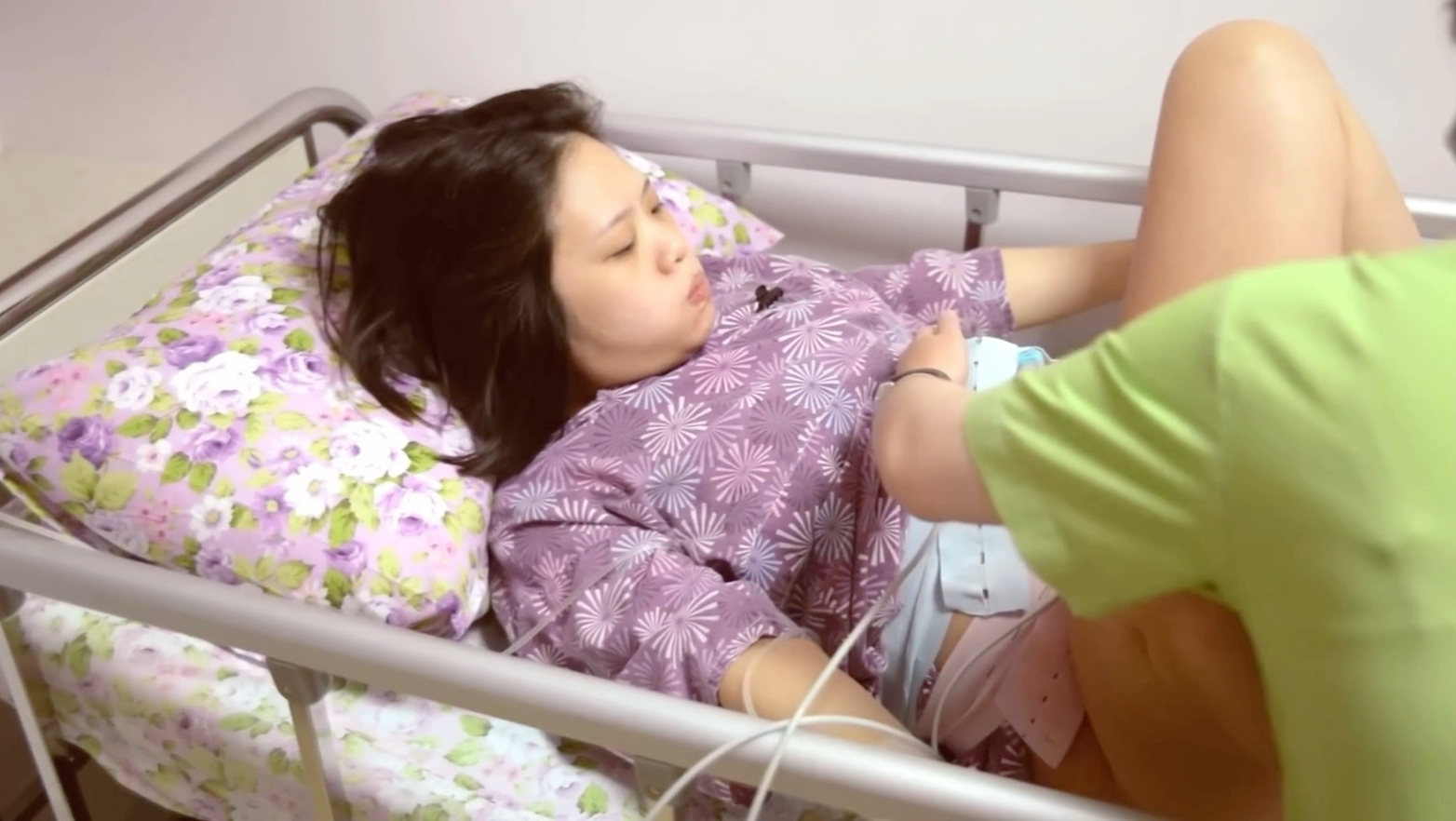 年轻的妈妈记录伟大的分娩历程，助产士不断按压肚子即使很疼妈妈也一声不坑，愿天下所有的母爱都平安！