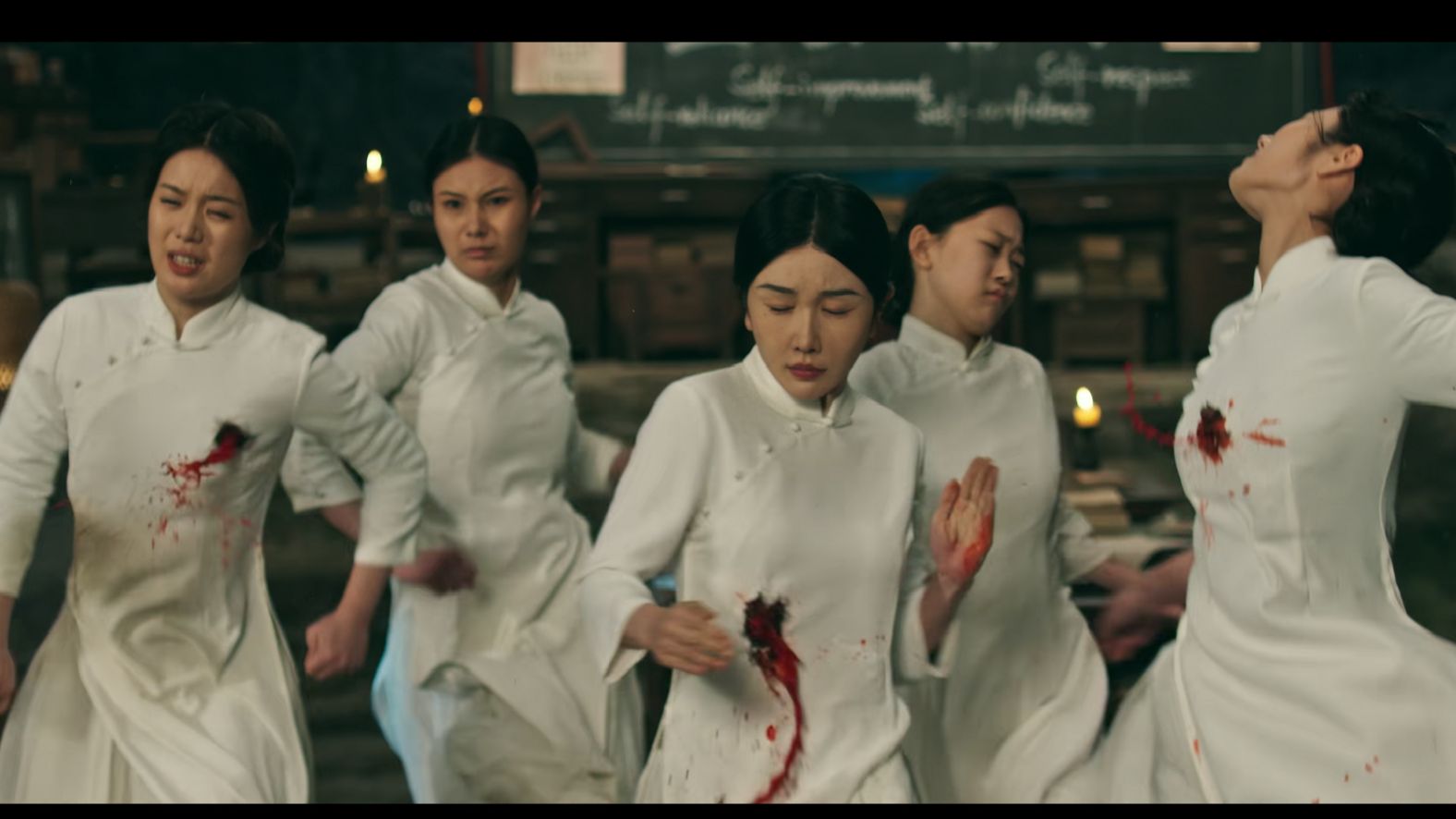 一群手无寸铁的弱女子被集体打爆，太残暴了。