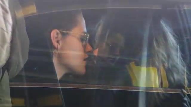 高能：情到浓时 Kristen Stewart 和 Stella Maxwell 依依惜别，机场热吻