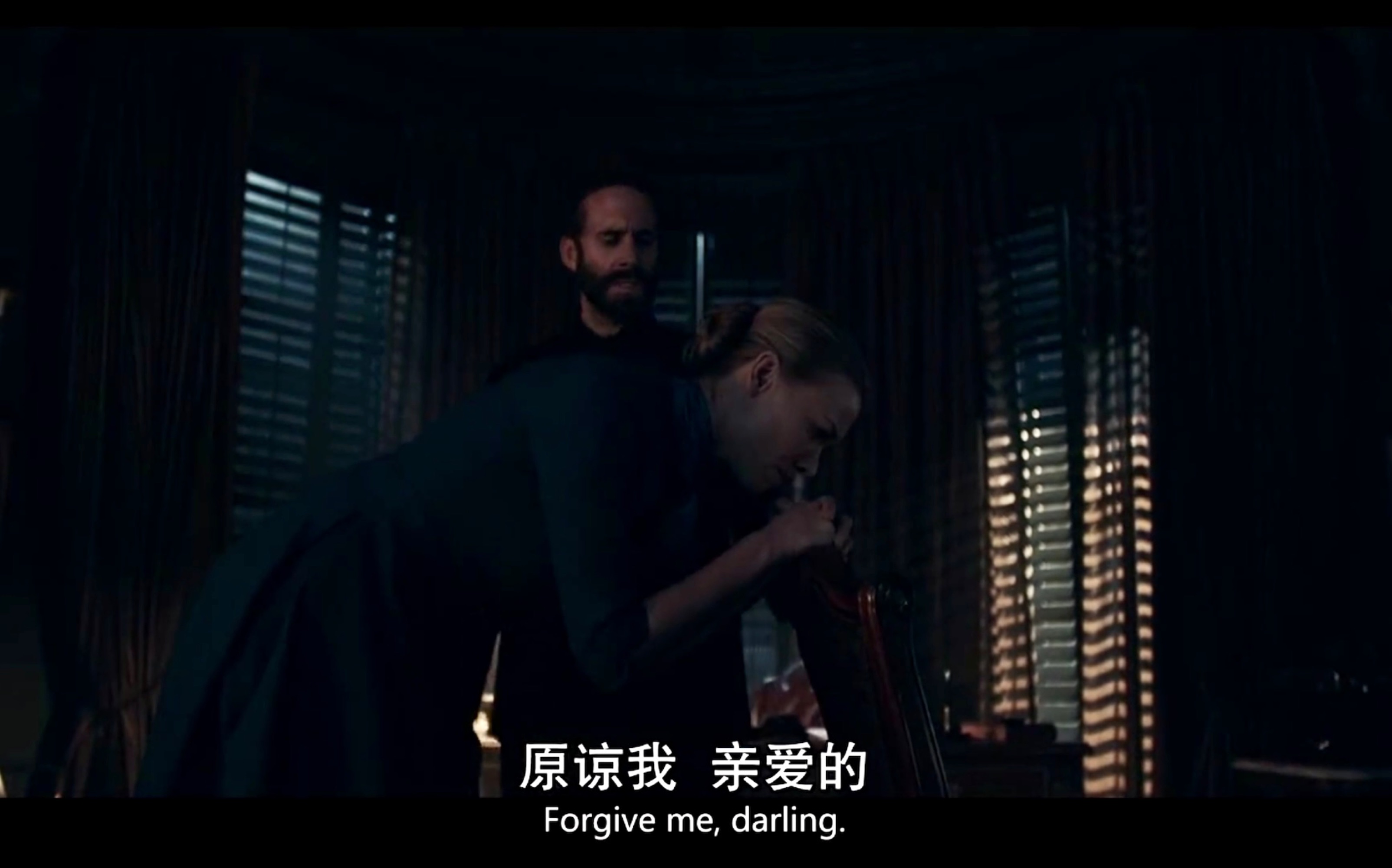 使女的故事S2E8 Waterford大主教当着使女Offred的面惩罚鞭打Serena
