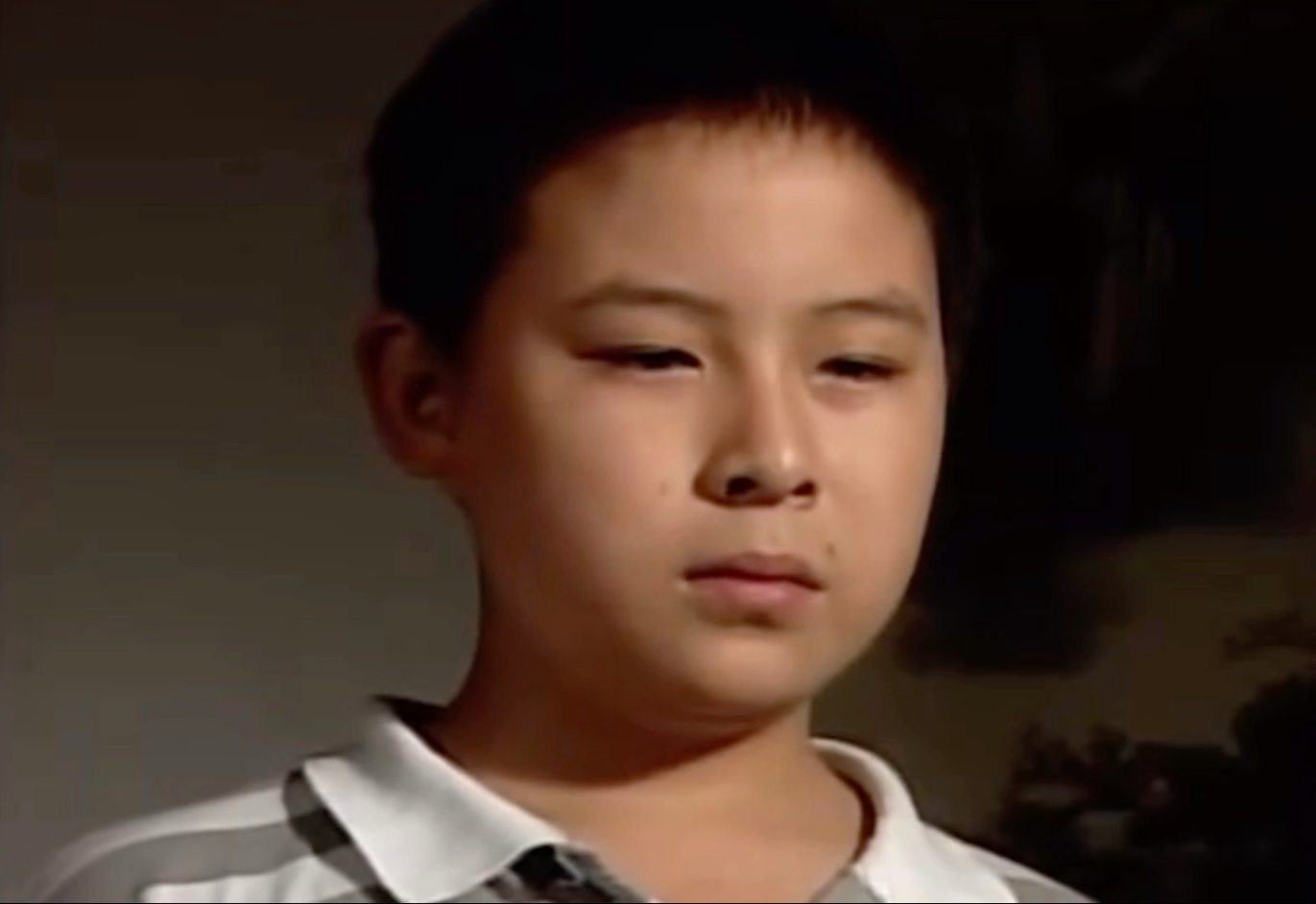 考试不及格，老毛病犯了。被爸爸打屁股，爸爸太严厉了