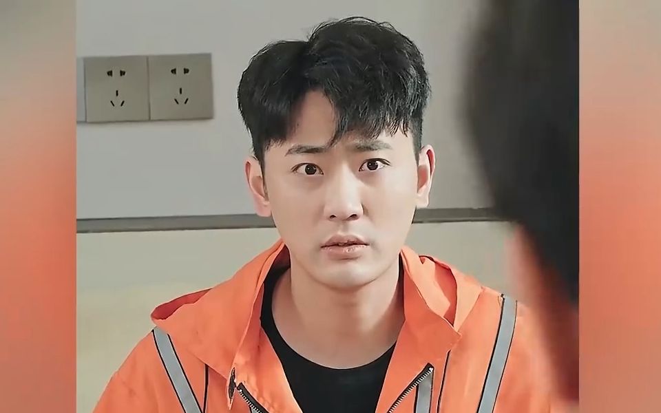 当前世界经历贬值后，所有物价贬值100倍，仅有男主一人免疫，取个2万块竟然需要武装押送