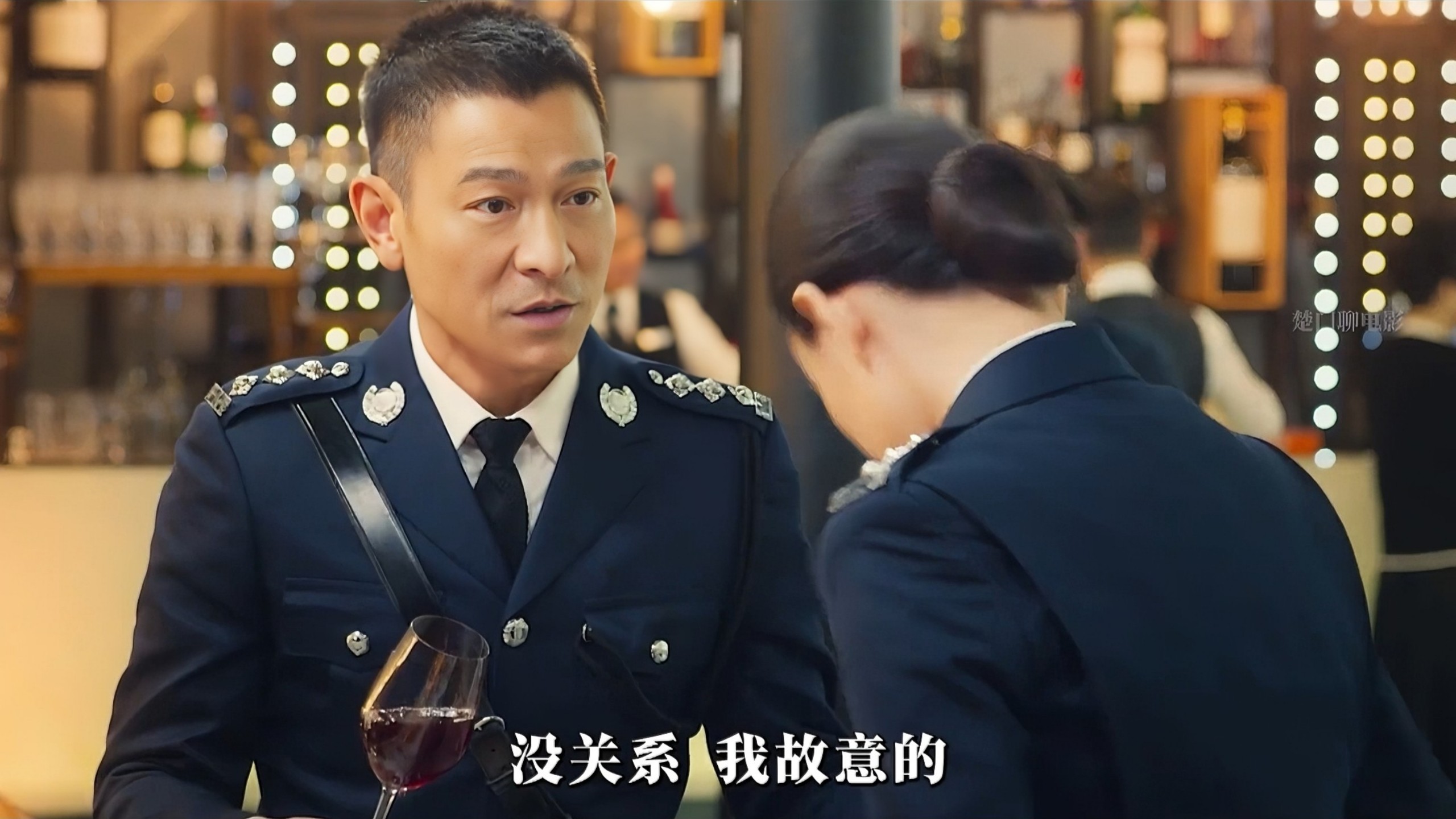 “对不起，是我不小心” “没关系，我是故意的！”，一口气看完经典港片《拆弹专家2》细思极恐的地方，面对体制的冷酷，他只是个工具人！