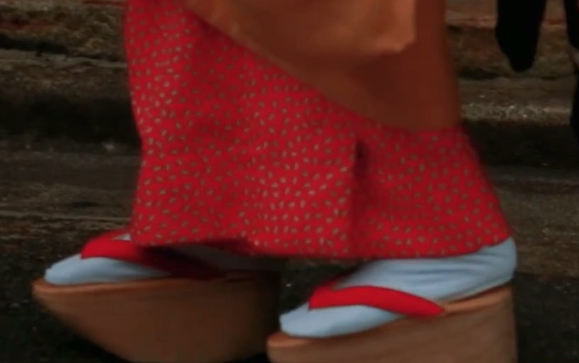 艺妓体验真正的难点是超高的木屐和特别窄的和服下摆