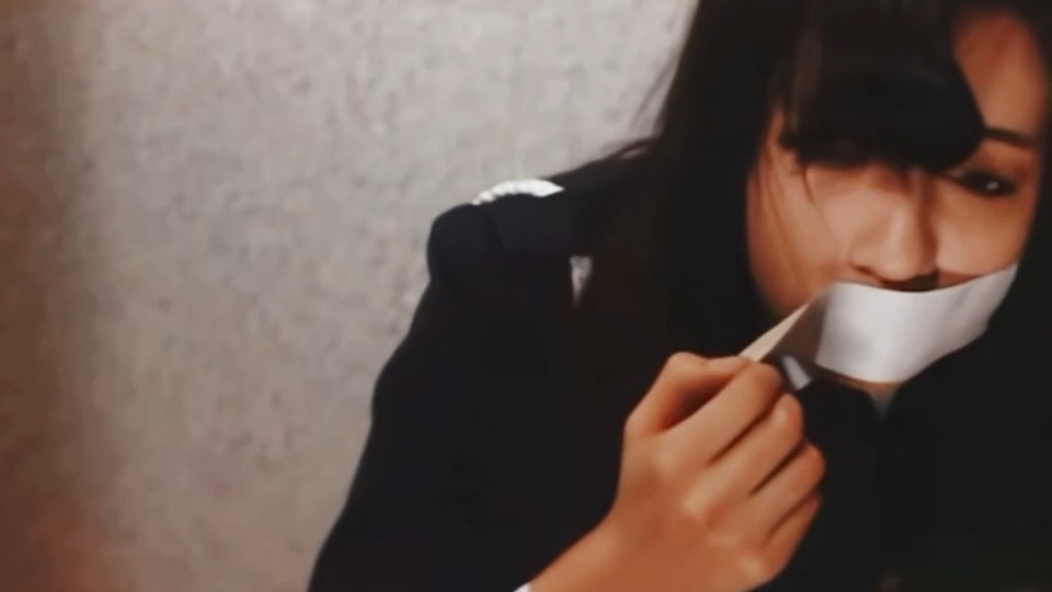 女警正在查车，却突然被一双大手给撸到了厕所里