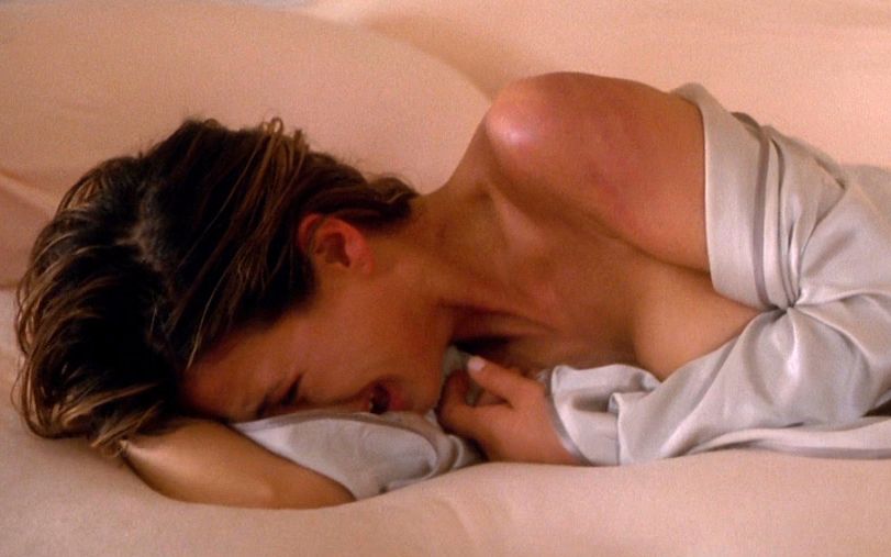 天才科学家获得隐身技能后的欲望之路，7分钟看完科幻恐怖片《透明人》