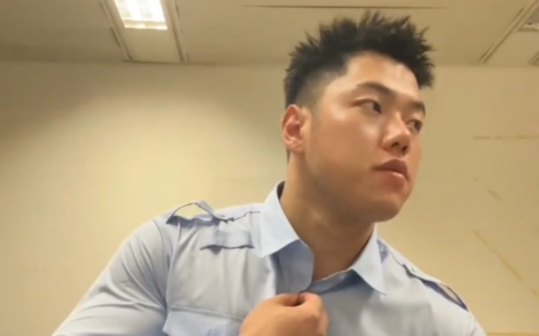 肌肉壮警丨在门口还是在楼梯口