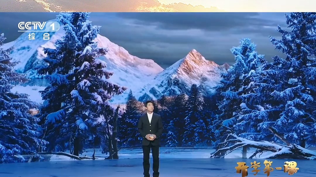【#撒贝宁龙洋动情讲述抗战英雄故事 】在#开学第一课 现场，撒贝宁和龙洋动情讲述了抗战英雄们的故事。杨靖宇、赵尚志、左权、彭雪枫、佟麟阁……14年抗战的背后，是