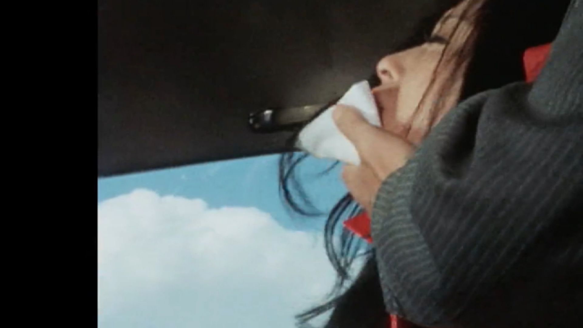 【迷晕控狂喜】【经典剧集回顾】《Playgirl》一名女孩在洗手间被强行掳走，塞进了一辆车里。随后的追车过程中，她在车内被绑匪捂晕