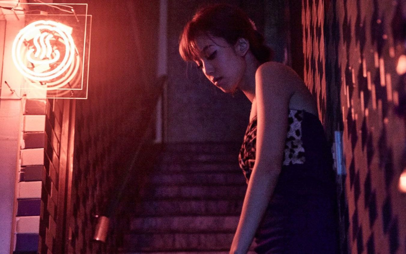18岁的女技师爱上了50岁的大叔