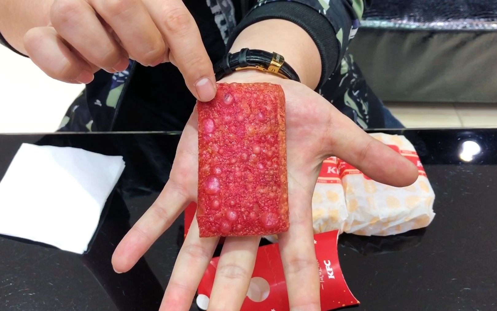 试吃粉丝推荐的肯德基“圣诞红石榴派”咬一口才发现，这位粉丝是真爱！