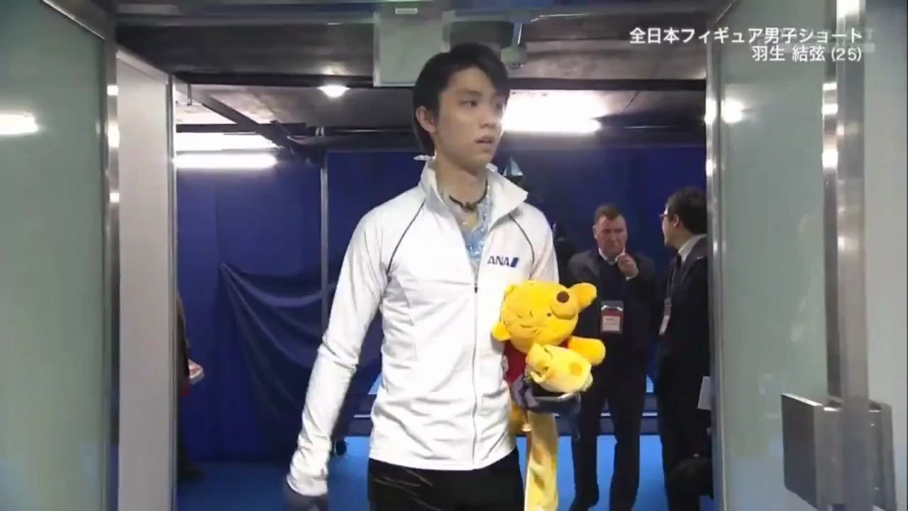 【羽生结弦】2019全日锦标赛FS后羽生接受采访前小镜头（和兰比尔拥抱、栗先生握手）附送20岁小柚子