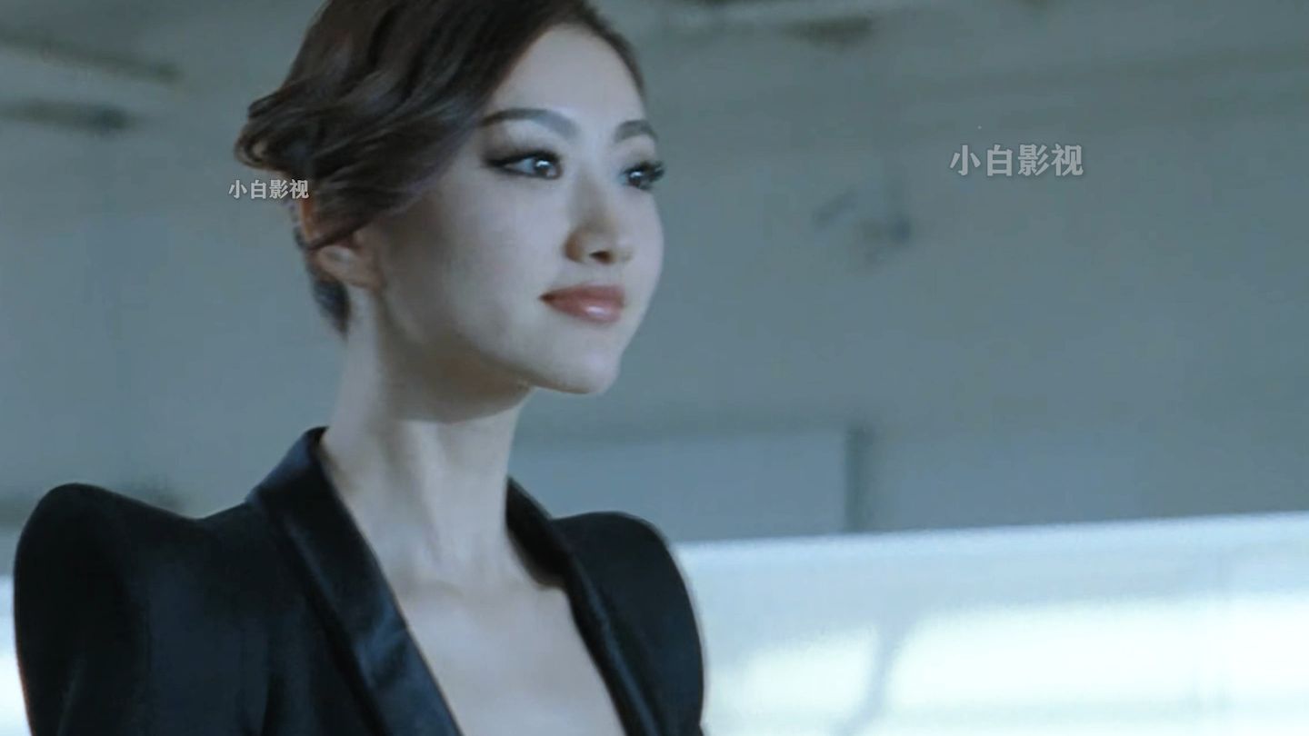 穷小伙以为遇上个败家女，没想到竟是个身价过亿的女总裁#影视剪辑