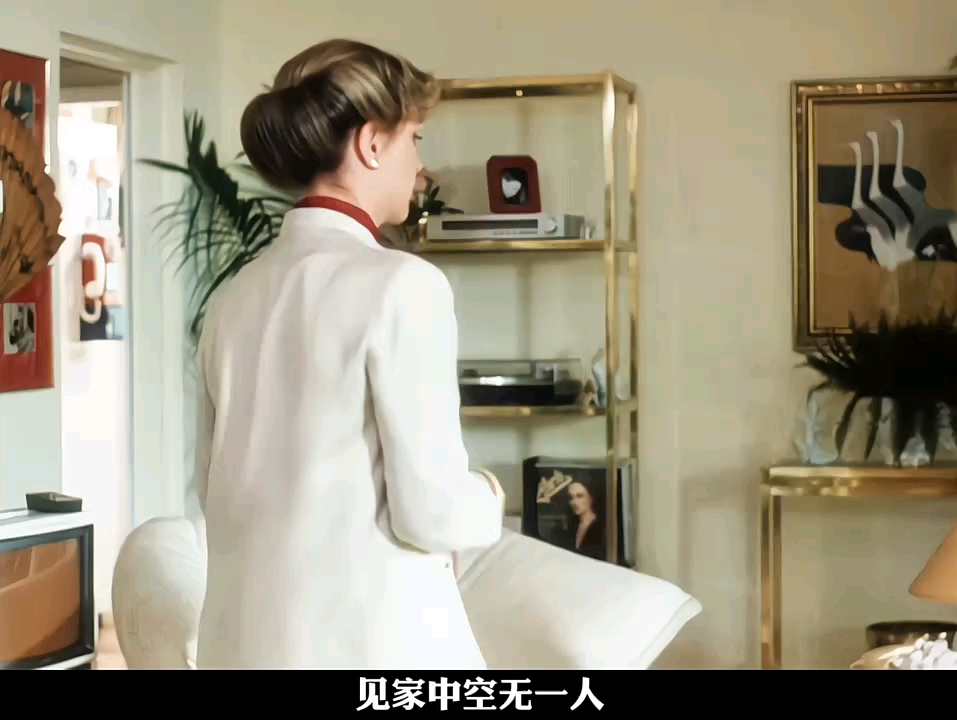 男人逼问女人银行卡密码，不择手段