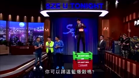 托尼贾表演“凌空飞踢”, 在旁的吴京和任达华_ 这才是真材实料!