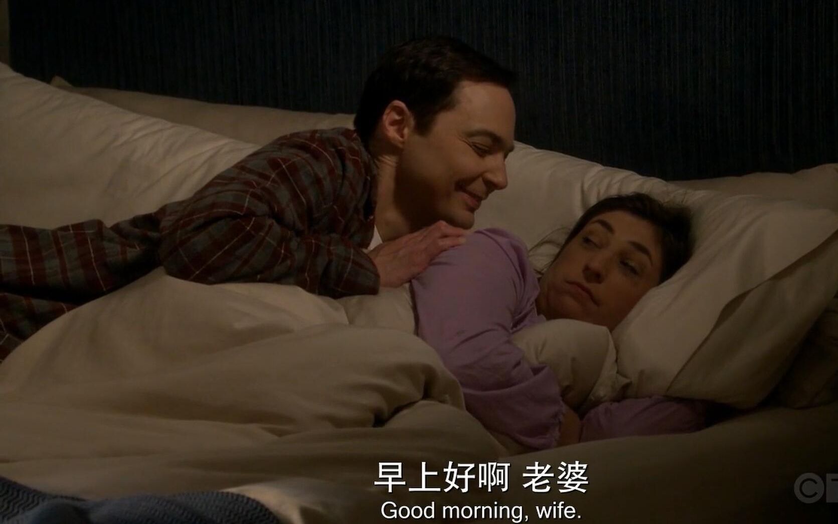 生活大爆炸S12E01：谢尔顿和艾米新婚燕尔，开始蜜月旅行，真是“羡煞”旁人