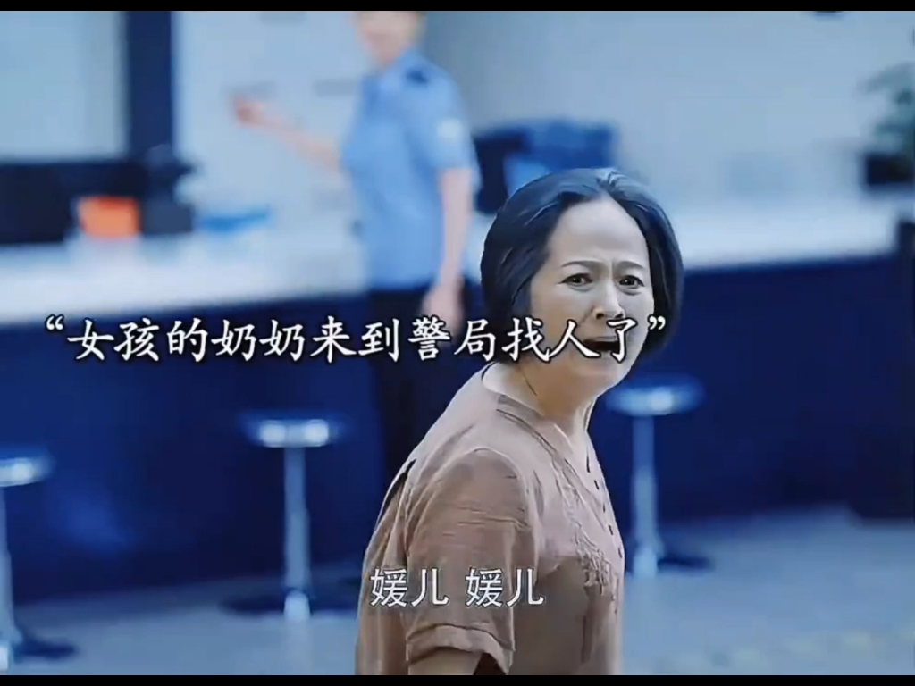 女孩在超市偷吃，警察把她带回警局，不料在路上发生了意外