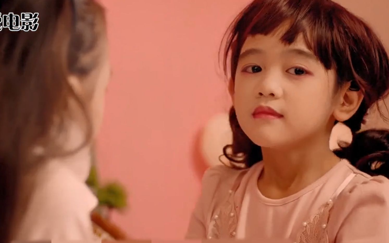 僵尸皇仔  小女孩捡到一只小僵尸，怕被人发现，把他打扮成芭比娃娃！