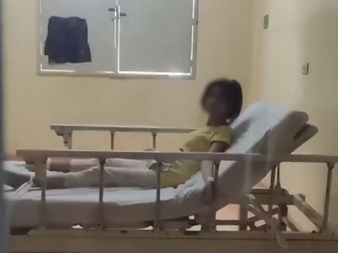 患狂犬病小女孩发病表现4 捆绑起来以防止攻击人