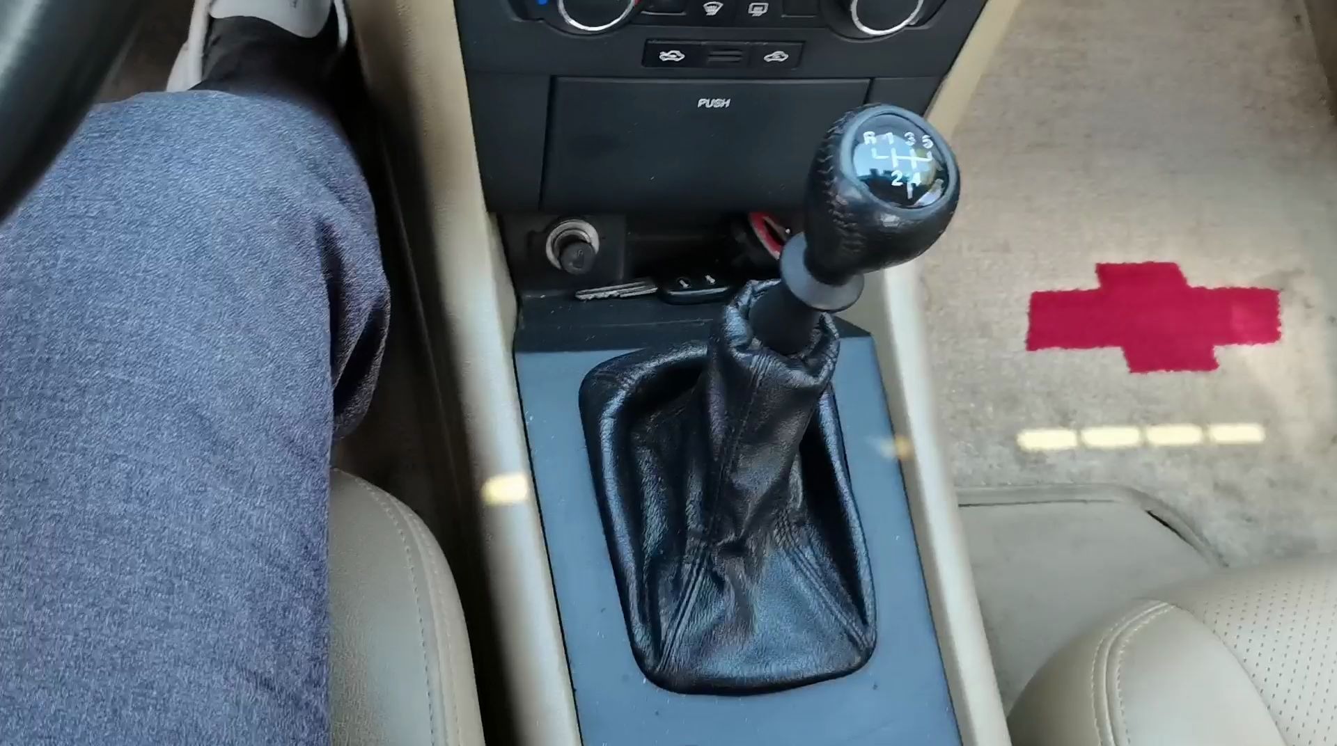 手动挡汽车，精准换挡，要从熟悉变速杆构造特点开始