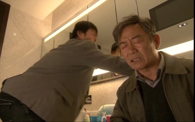 野鸭子2 :  老爷子大晚上喝酒 ，最后酒喝多了，最后又拉又吐 ，太搞笑了 ？