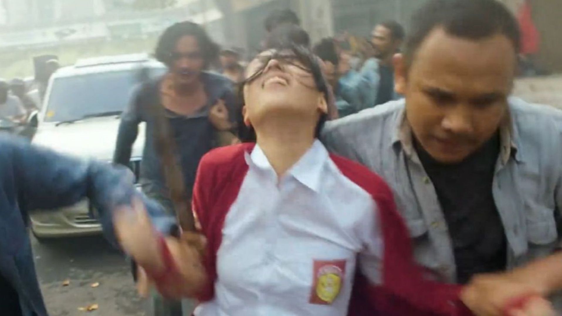 “1998年印尼屠杀一个华人得一万强奸一个华人女人得两万，几百万华人遭到屠杀！”