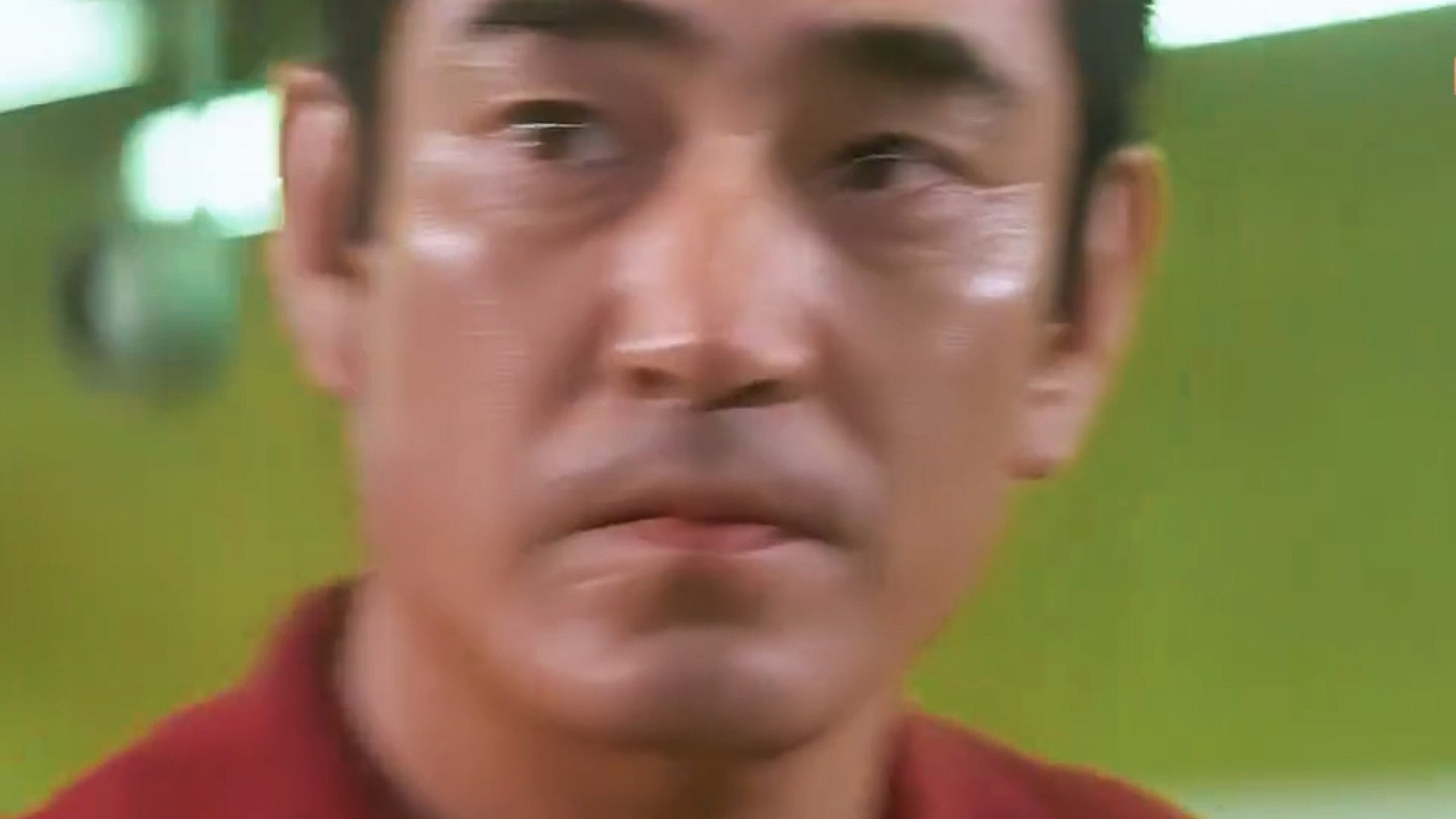 “她怕他看不见黄手帕 ，但他怕看不见黄手帕！ ”