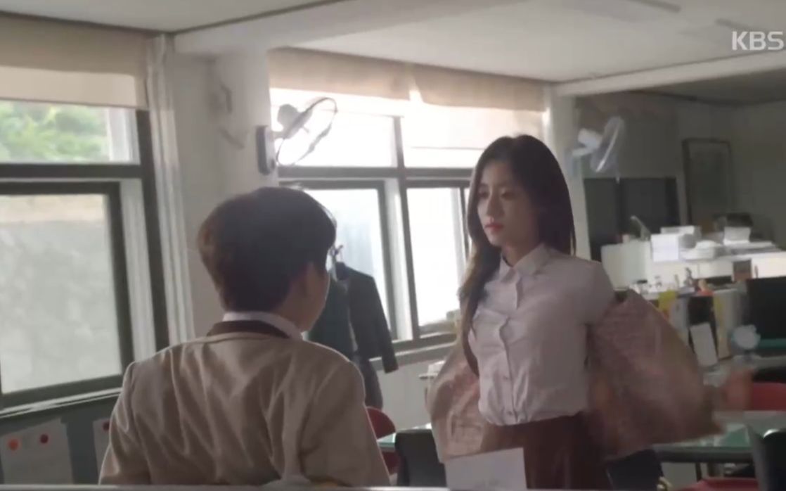 小伙获得神奇手链，立马能操控女人思想，全校女生