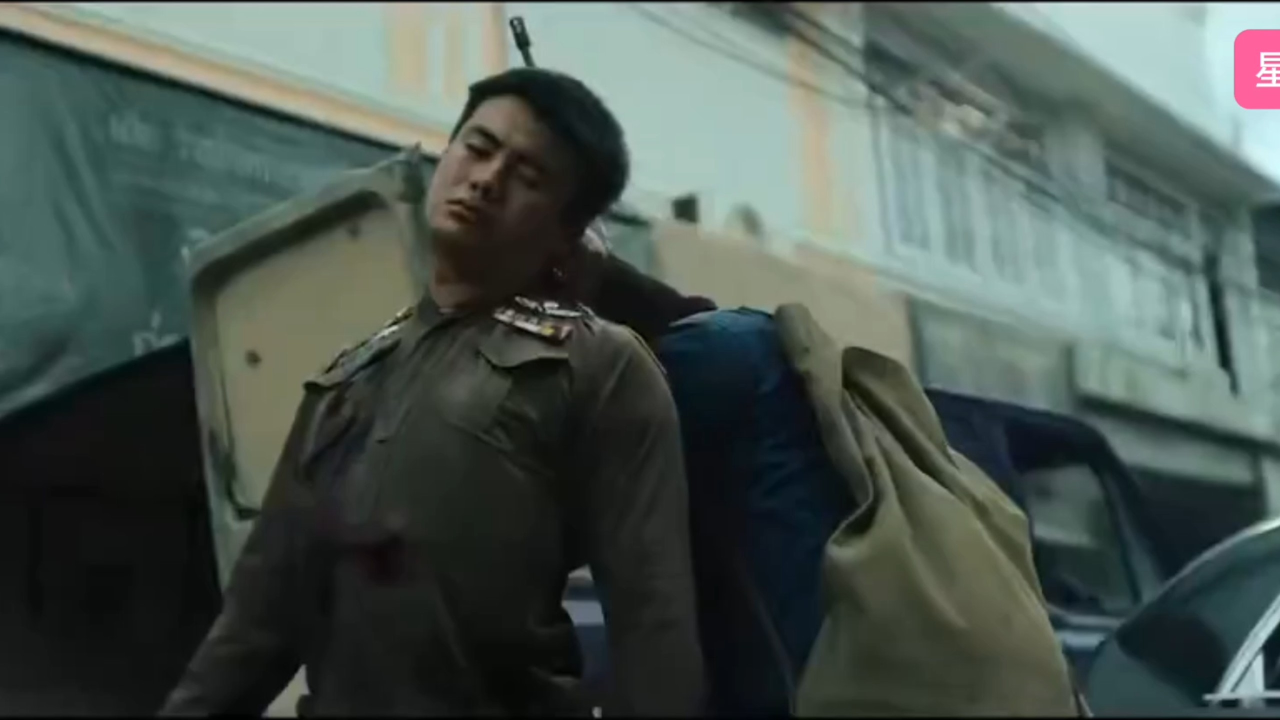被拿来挡枪的帅警