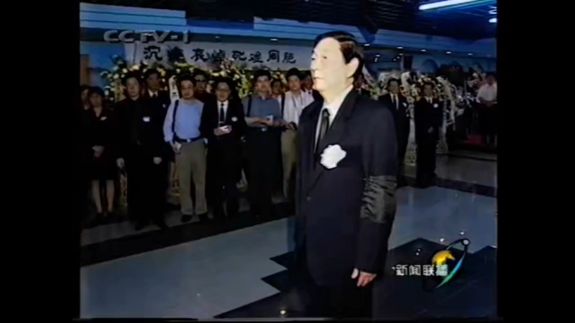 1999年5月12日，朱总理在光明日报社礼堂大厅哀悼我驻南联盟大使馆被炸事件中牺牲的三名记者，当他来到许杏虎和朱颖烈士的父亲面前，他再也压抑不住内心的悲痛……