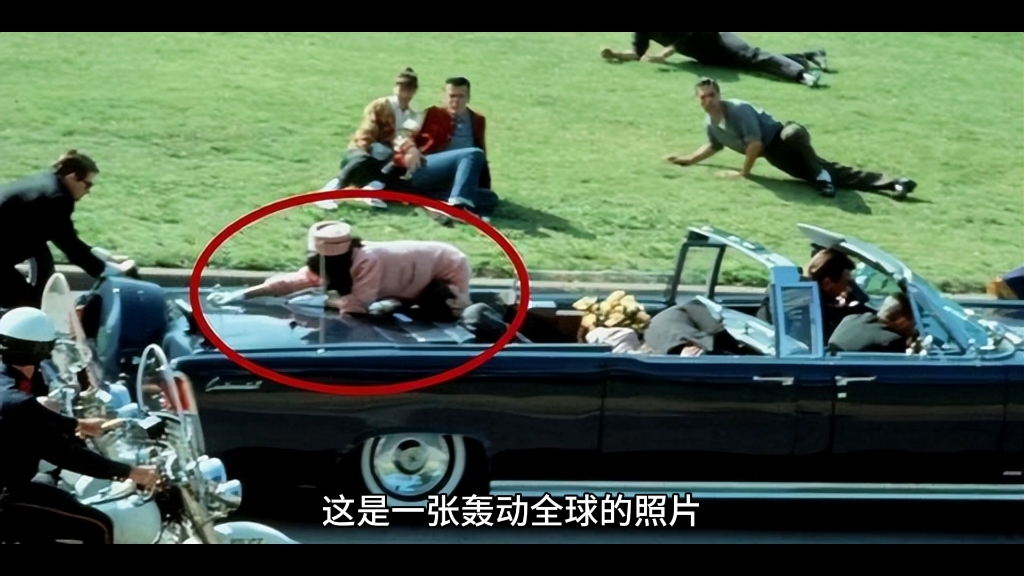 1963年，肯尼迪遇刺，夫人杰奎琳奋不顾身，冒死捡回丈夫的头盖骨！