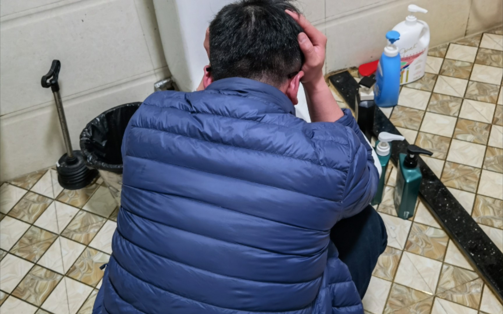 记录第一次喝酒吐得死去活来的胡日天