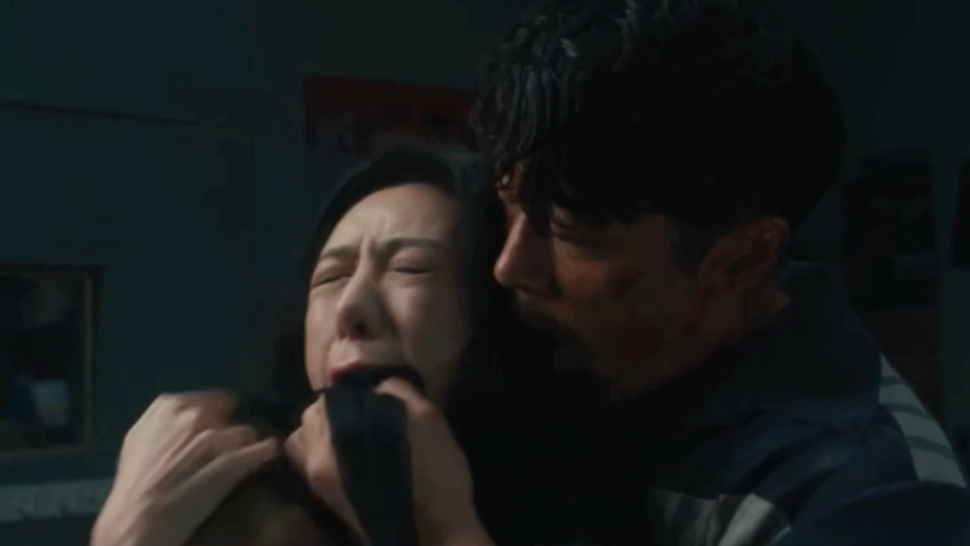 杀人犯将丝袜塞进女人的嘴里疯狂发泄