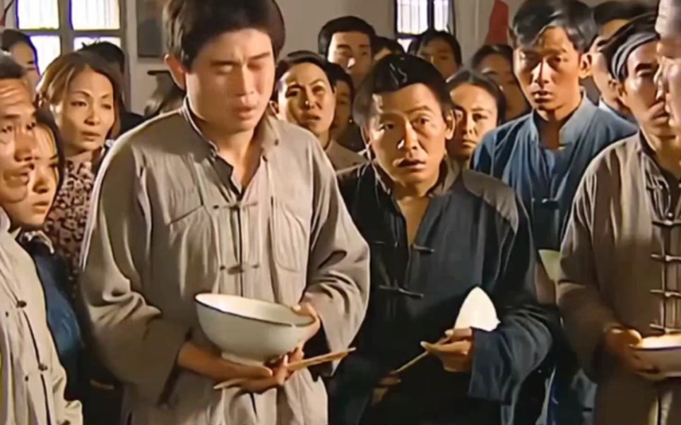 大食堂散伙了，满仓准备带着大伙去逃荒！