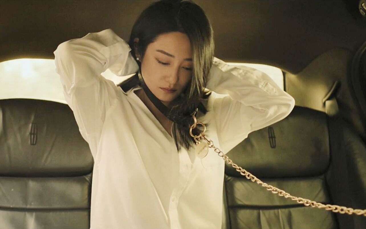 国产片：女大学生为父还债，自愿戴上狗链子，沦为有钱人的玩具