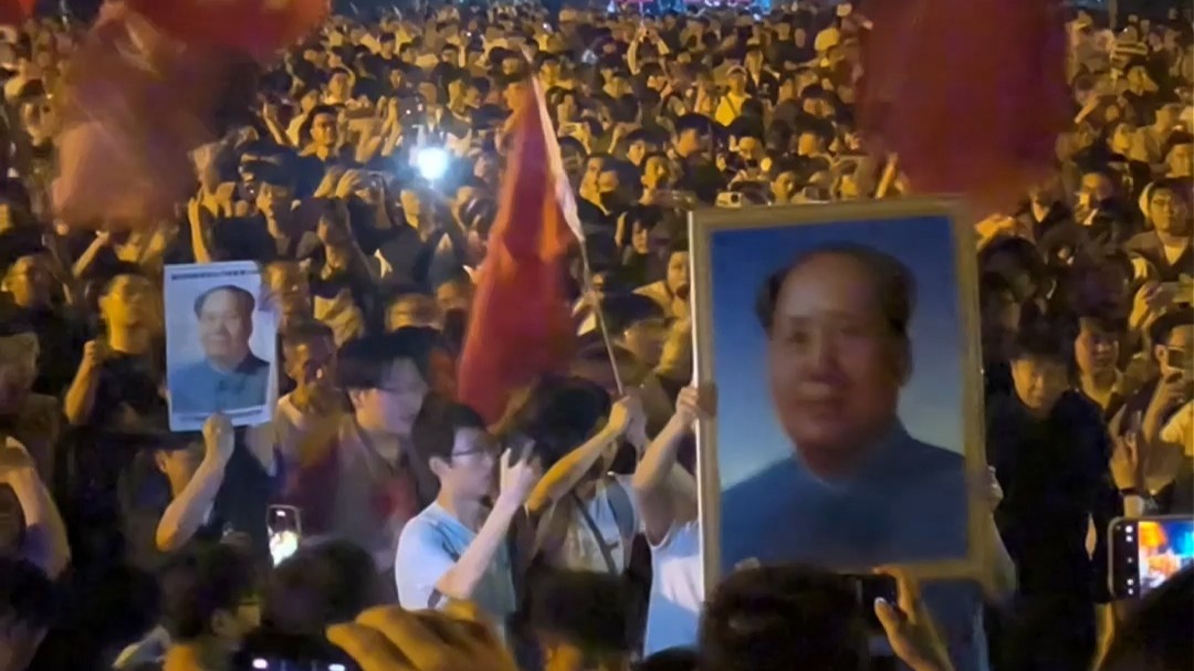 毛主席逝世50周年，民众凌晨齐聚毛泽东广场自发缅怀伟人！
