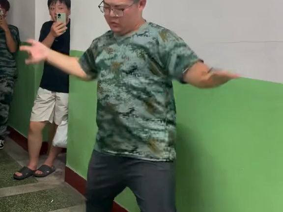 今年新生非说自己会街舞