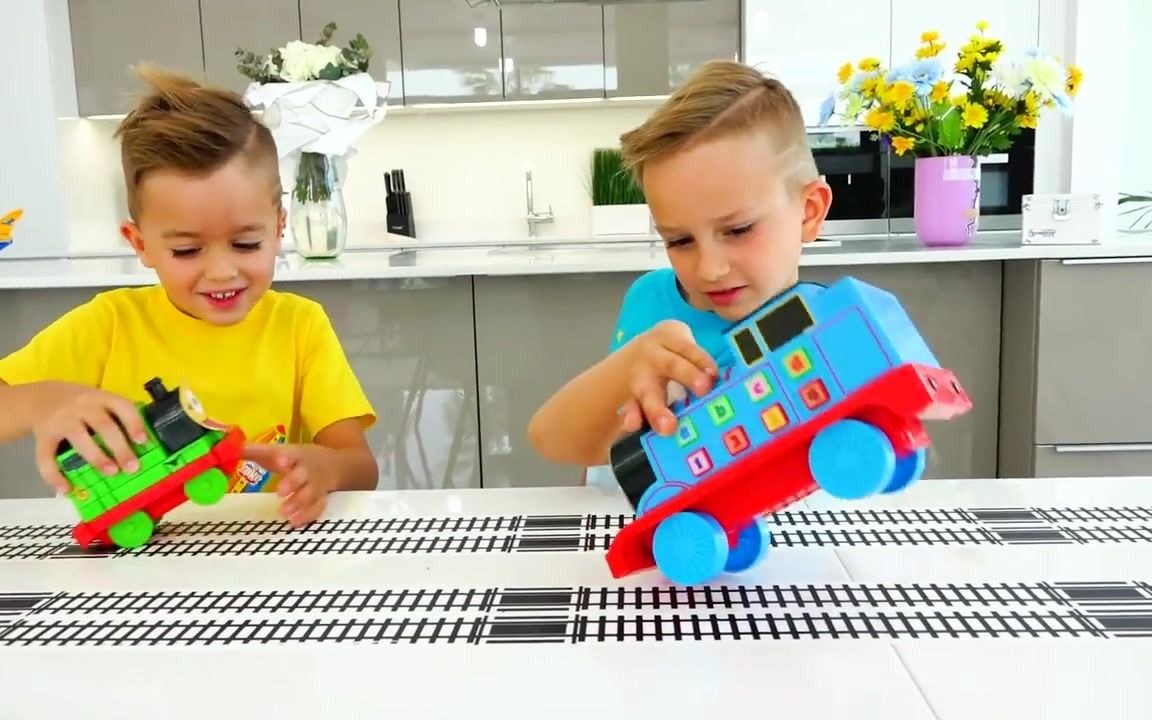 20210418弗拉德和尼基玩火车Vlad and Niki play with Toy Trains