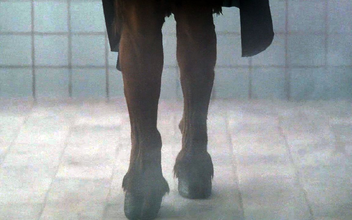 女子为报复男友召唤恶灵，曼妙身姿却人身羊蹄，可请鬼容易送鬼难！《恶灵坎蒂莎》【小青】